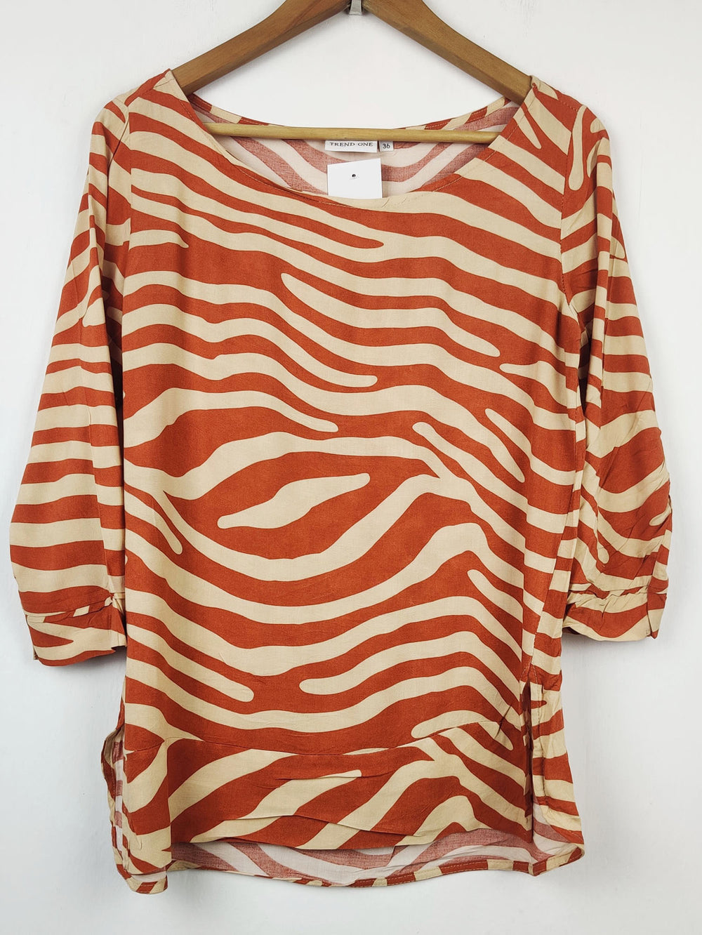 Buy online pre-used pre-loved 100% authentic & Original branded Trend One (SWT-985) available in Pakistan. Top international brands avilable.