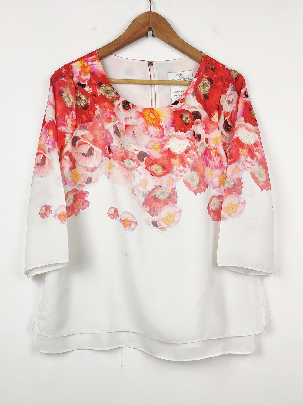 Buy online pre-used pre-loved 100% authentic & Original branded Wallis (SWT-999) available in Pakistan. Top international brands avilable.