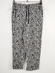 Buy online pre-used pre-loved 100% authentic & Original branded New Look (T-1031) available in Pakistan. Top international brands avilable.