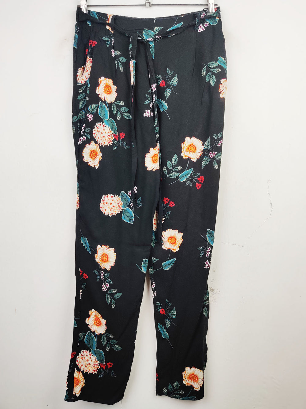 Buy online pre-used pre-loved 100% authentic & Original branded Dorothy Perkins (T-1128) available in Pakistan. Top international brands avilable.