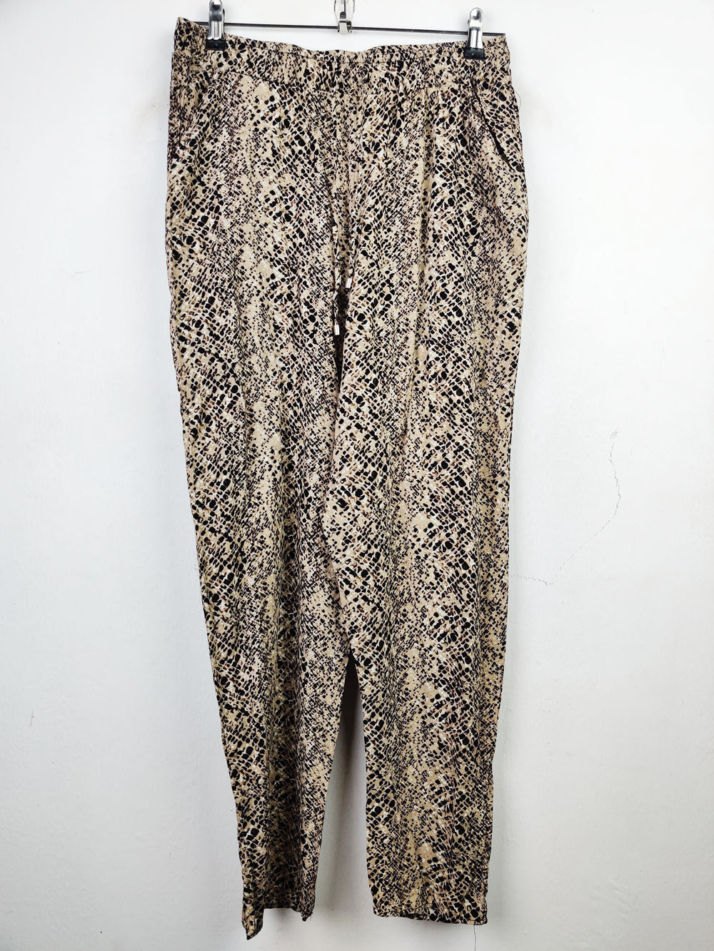 Buy online pre-used pre-loved 100% authentic & Original branded George (T-1134) available in Pakistan. Top international brands avilable.