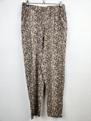 Buy online pre-used pre-loved 100% authentic & Original branded George (T-1134) available in Pakistan. Top international brands avilable.