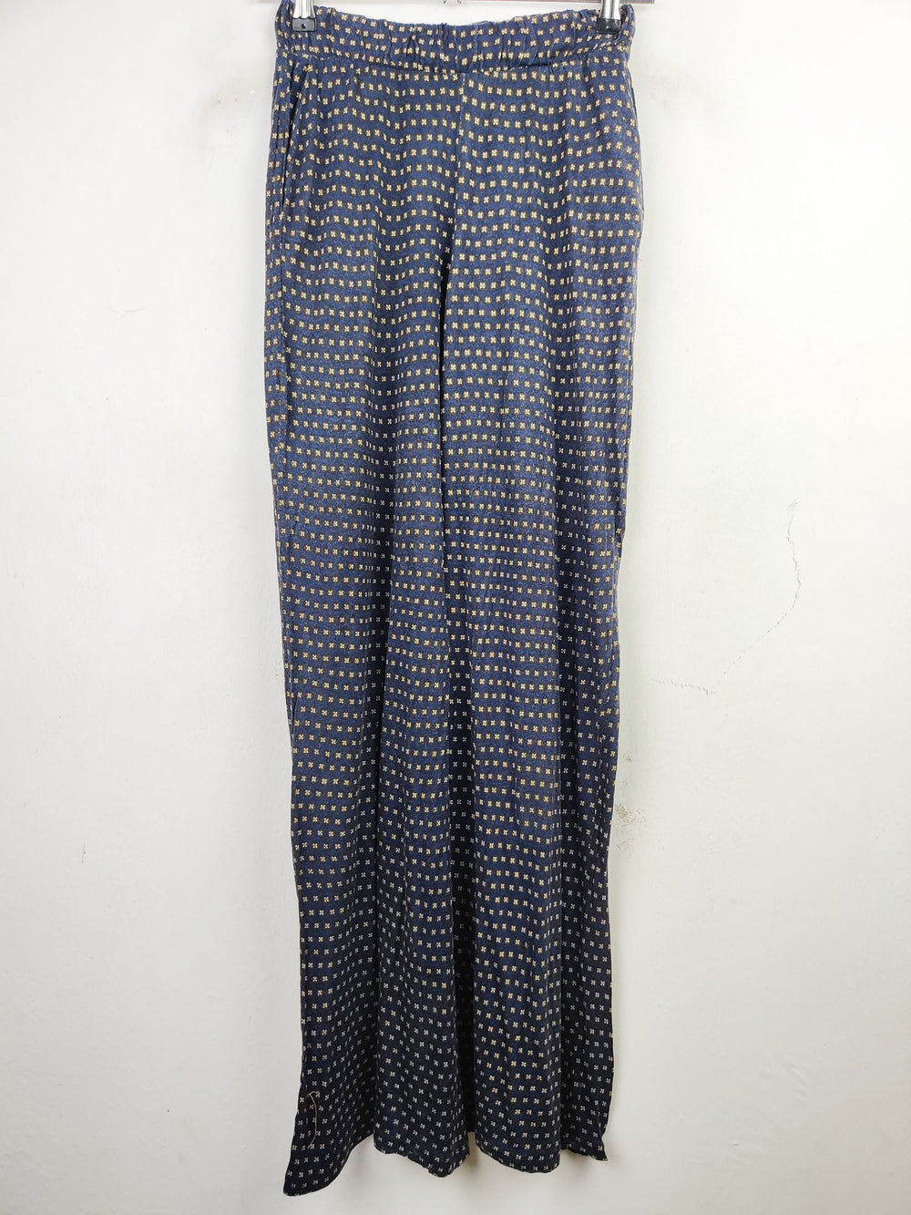 Buy online pre-used pre-loved 100% authentic & Original branded H&M (T-1169) available in Pakistan. Top international brands avilable.