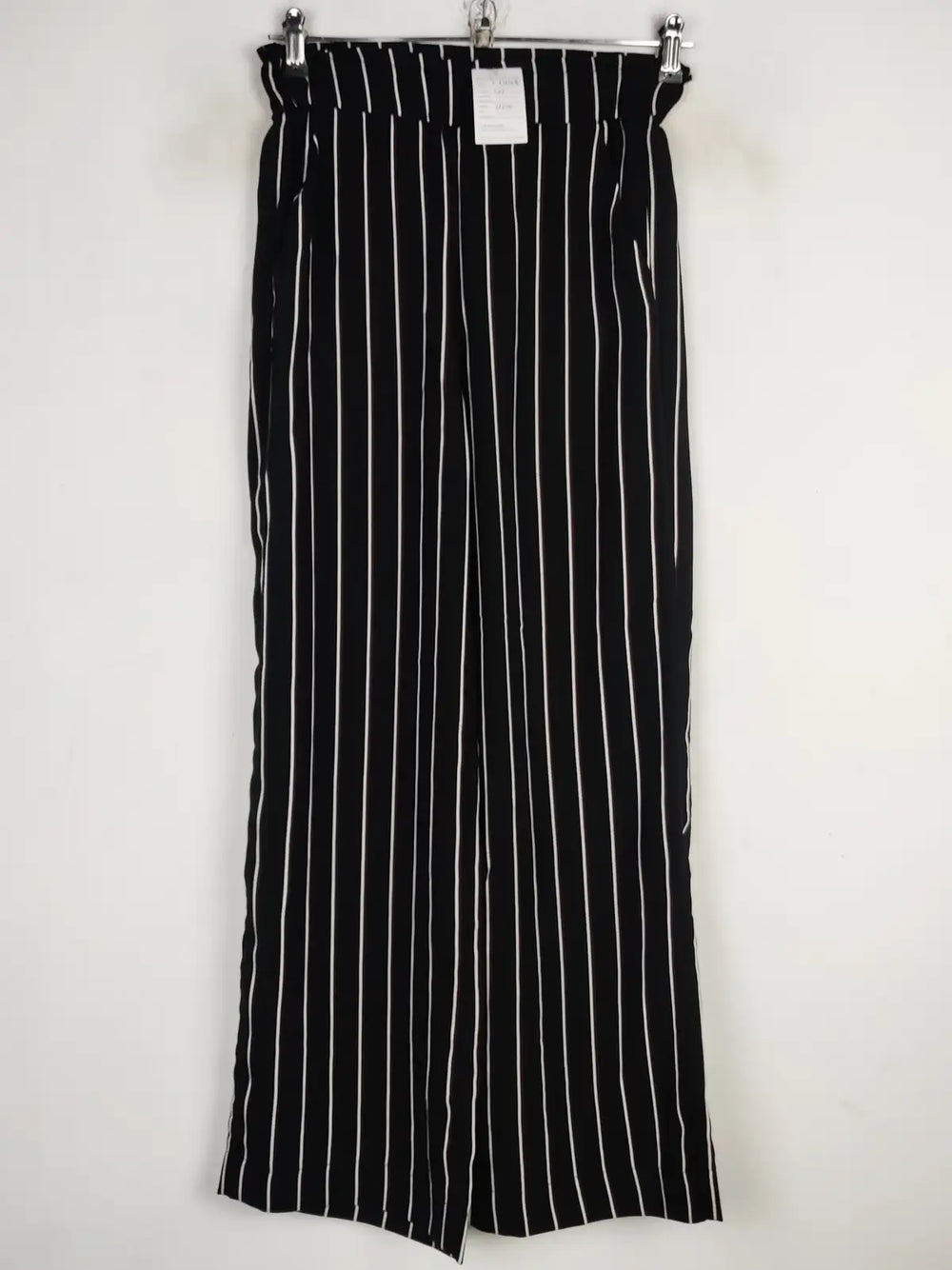 Buy online pre-used pre-loved 100% authentic & Original branded H&M (T-1448) available in Pakistan. Top international brands avilable.