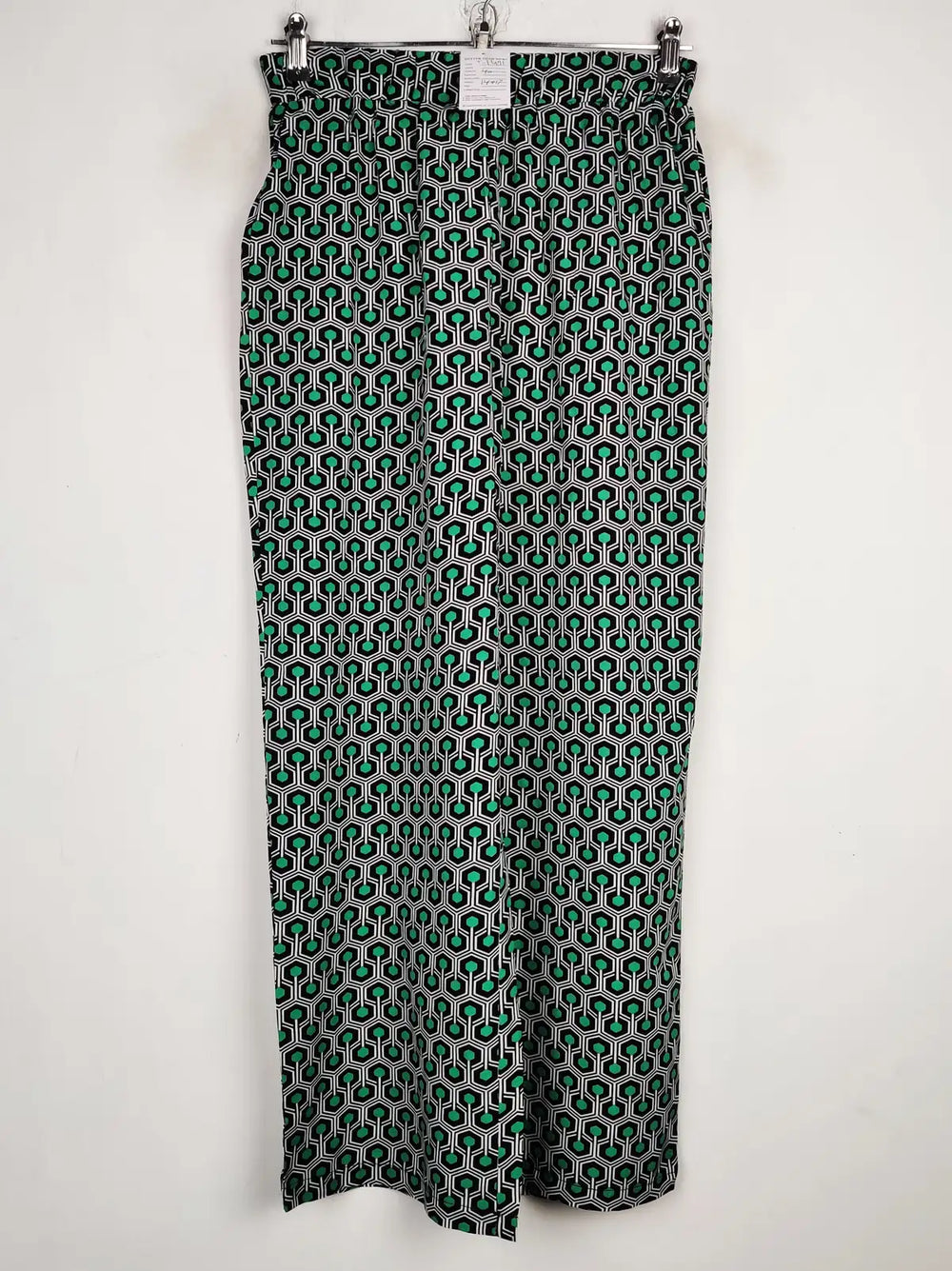 Buy online pre-used pre-loved 100% authentic & Original branded Unknown Brand (T-1471) available in Pakistan. Top international brands avilable.