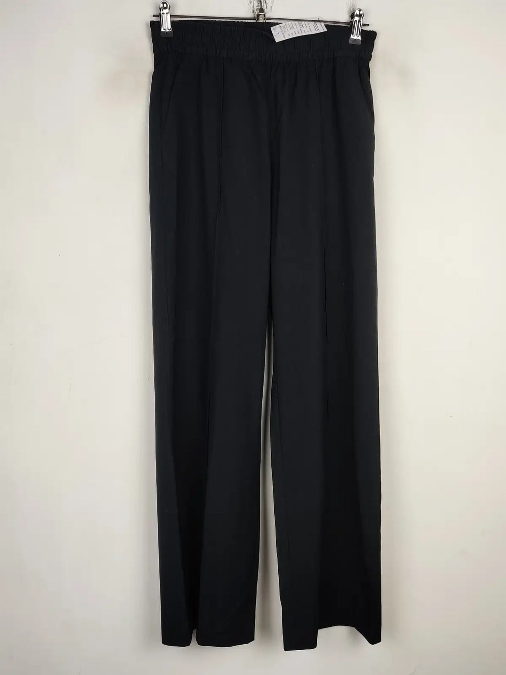 Buy online pre-used pre-loved 100% authentic & Original branded Unknown Brand (T-1490) available in Pakistan. Top international brands avilable.