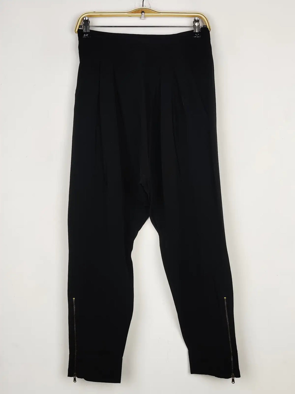Buy online pre-used pre-loved 100% authentic & Original branded Zara (T-2064) available in Pakistan. Top international brands avilable.