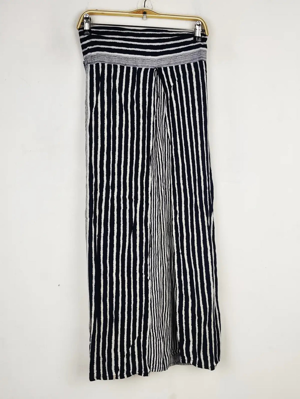 Buy online pre-used pre-loved 100% authentic & Original branded Unknown Brand (T-2225) available in Pakistan. Top international brands avilable.