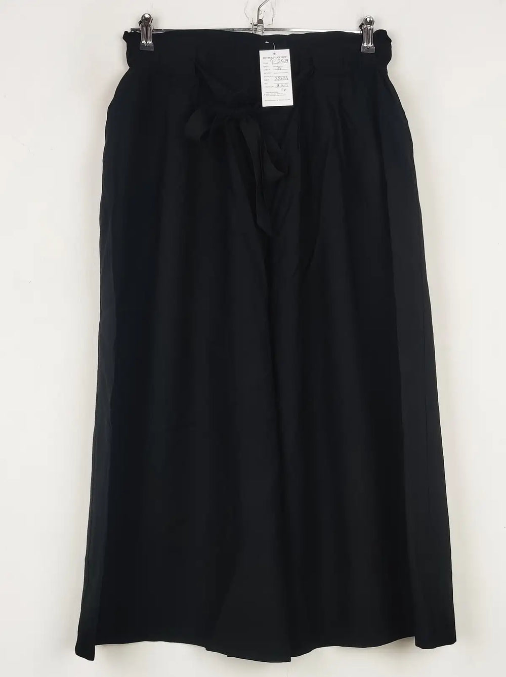 Buy online pre-used pre-loved 100% authentic & Original branded Unknown Brand (T-2579) available in Pakistan. Top international brands avilable.