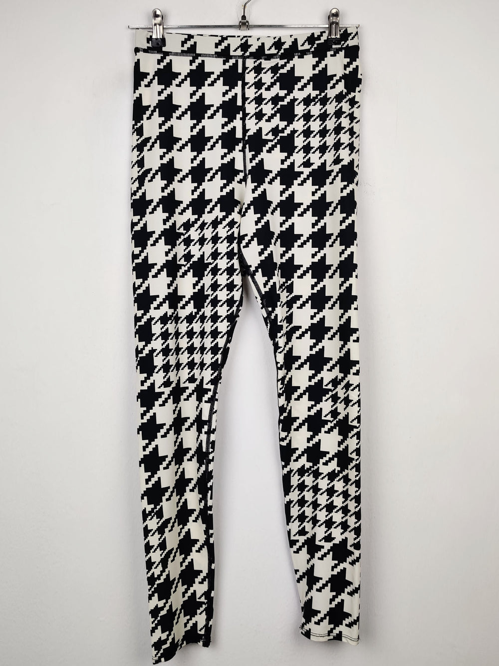 Buy online pre-used pre-loved 100% authentic & Original branded H&M (T-277) available in Pakistan. Top international brands avilable.