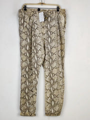Buy online pre-used pre-loved 100% authentic & Original branded H&M (T-2852) available in Pakistan. Top international brands avilable.