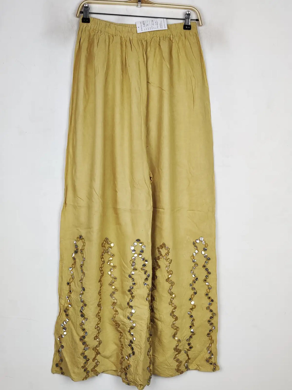 Buy online pre-used pre-loved 100% authentic & Original branded Unknown Brand (T-2897) available in Pakistan. Top international brands avilable.