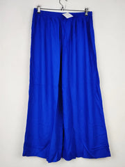 Buy online pre-used pre-loved 100% authentic & Original branded Unknown Brand (T-3048) available in Pakistan. Top international brands avilable.