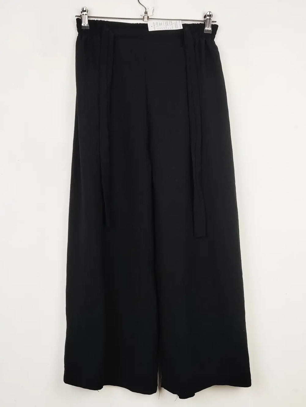 Buy online pre-used pre-loved 100% authentic & Original branded Unknown Brand (T-3114) available in Pakistan. Top international brands avilable.