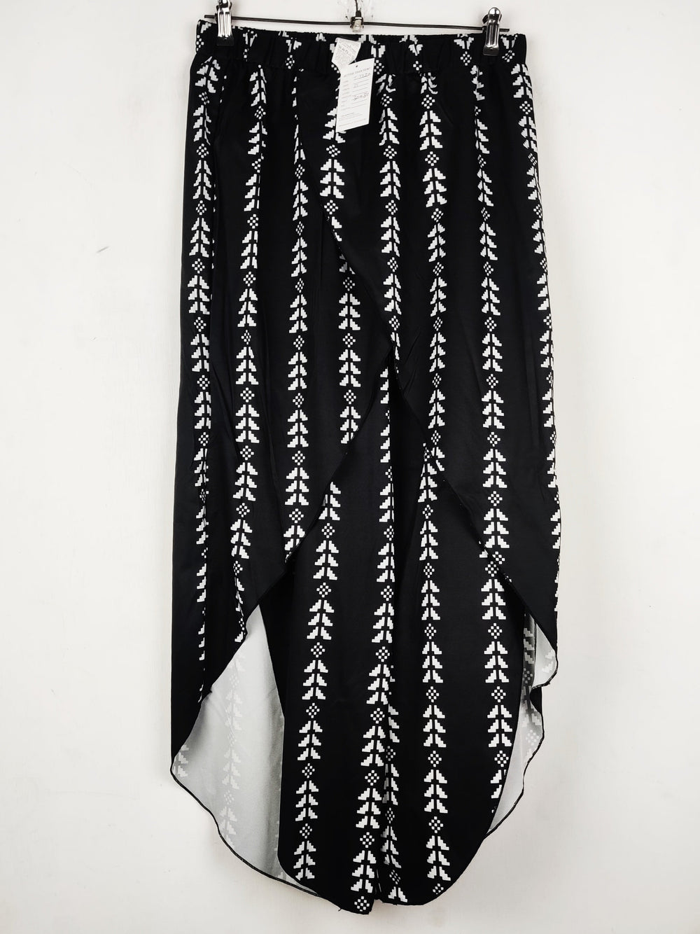 Buy online pre-used pre-loved 100% authentic & Original branded Shein (T-3220) available in Pakistan. Top international brands avilable.
