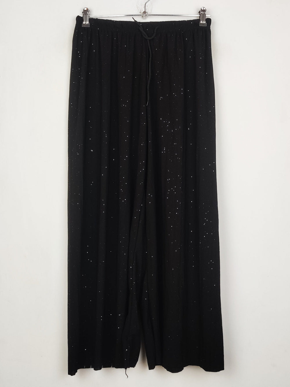 Buy online pre-used pre-loved 100% authentic & Original branded Unknown Brand (T-3477) available in Pakistan. Top international brands avilable.