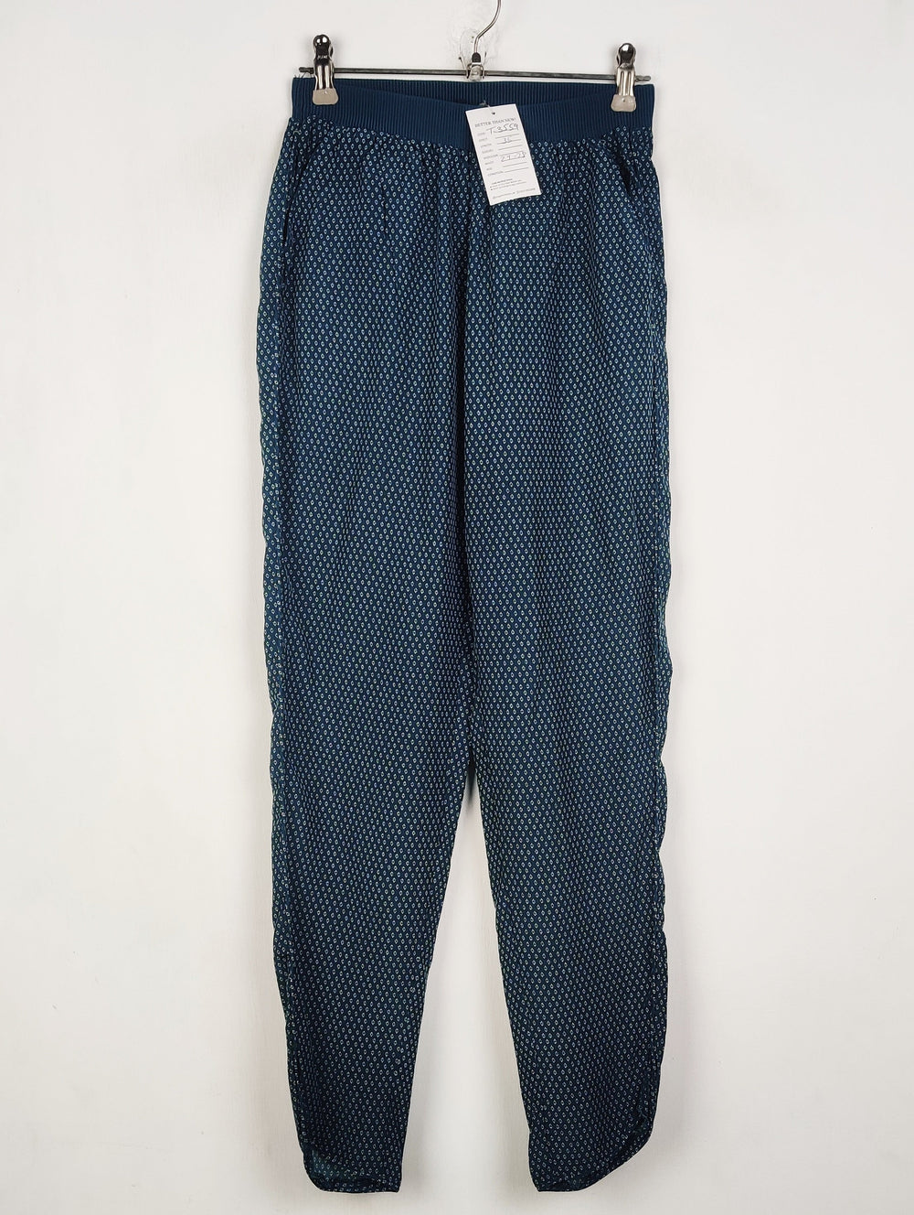 Buy online pre-used pre-loved 100% authentic & Original branded H&M (T-3559) available in Pakistan. Top international brands avilable.