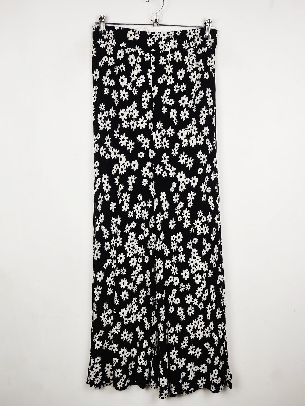 Buy online pre-used pre-loved 100% authentic & Original branded Bershka (T-3619) available in Pakistan. Top international brands avilable.
