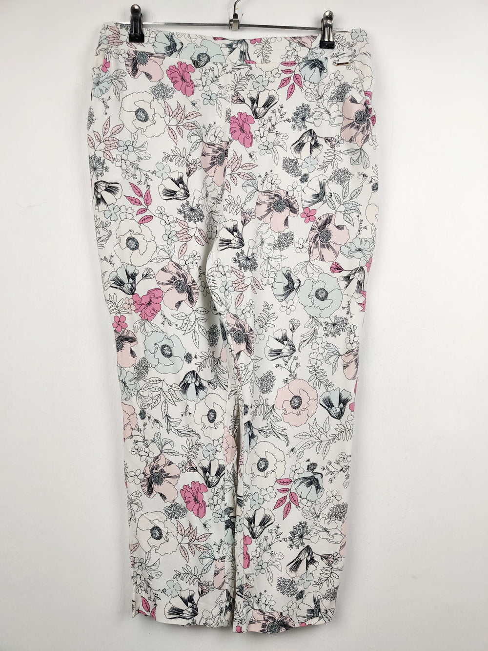 Buy online pre-used pre-loved 100% authentic & Original branded Marks & Spencer (T-392) available in Pakistan. Top international brands avilable.