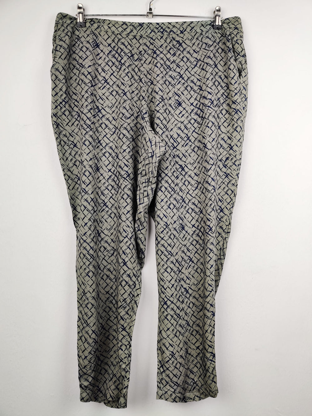 Buy online pre-used pre-loved 100% authentic & Original branded Marks & Spencer (T-401) available in Pakistan. Top international brands avilable.