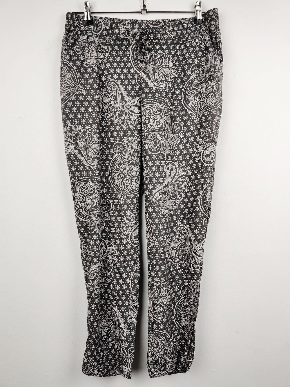 Buy online pre-used pre-loved 100% authentic & Original branded Marks & Spencer (T-445) available in Pakistan. Top international brands avilable.