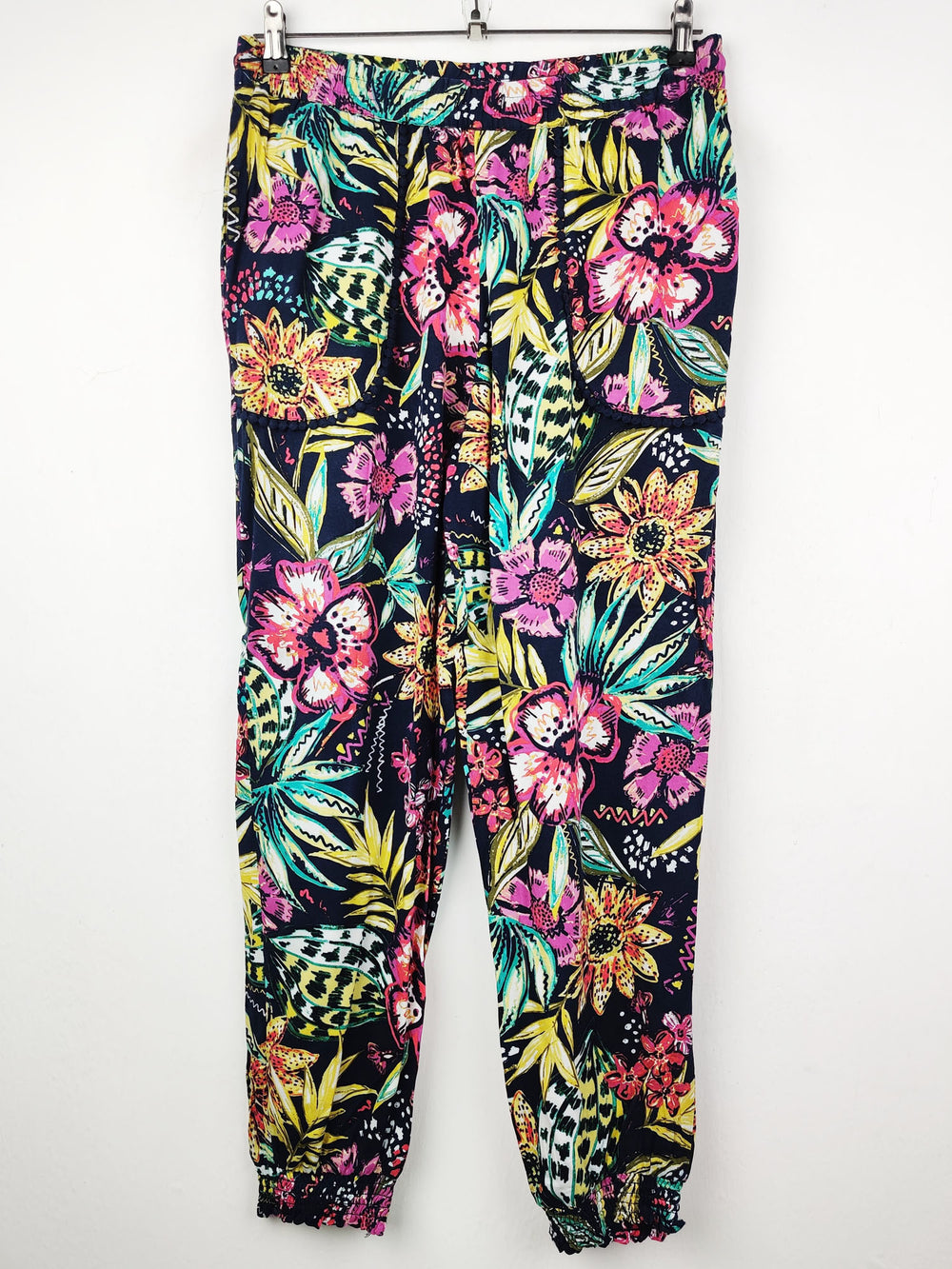 Buy online pre-used pre-loved 100% authentic & Original branded Tu (T-600) available in Pakistan. Top international brands avilable.