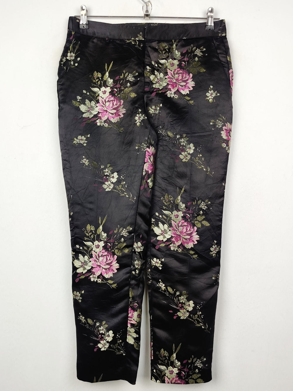 Buy online pre-used pre-loved 100% authentic & Original branded Zara (T-681) available in Pakistan. Top international brands avilable.