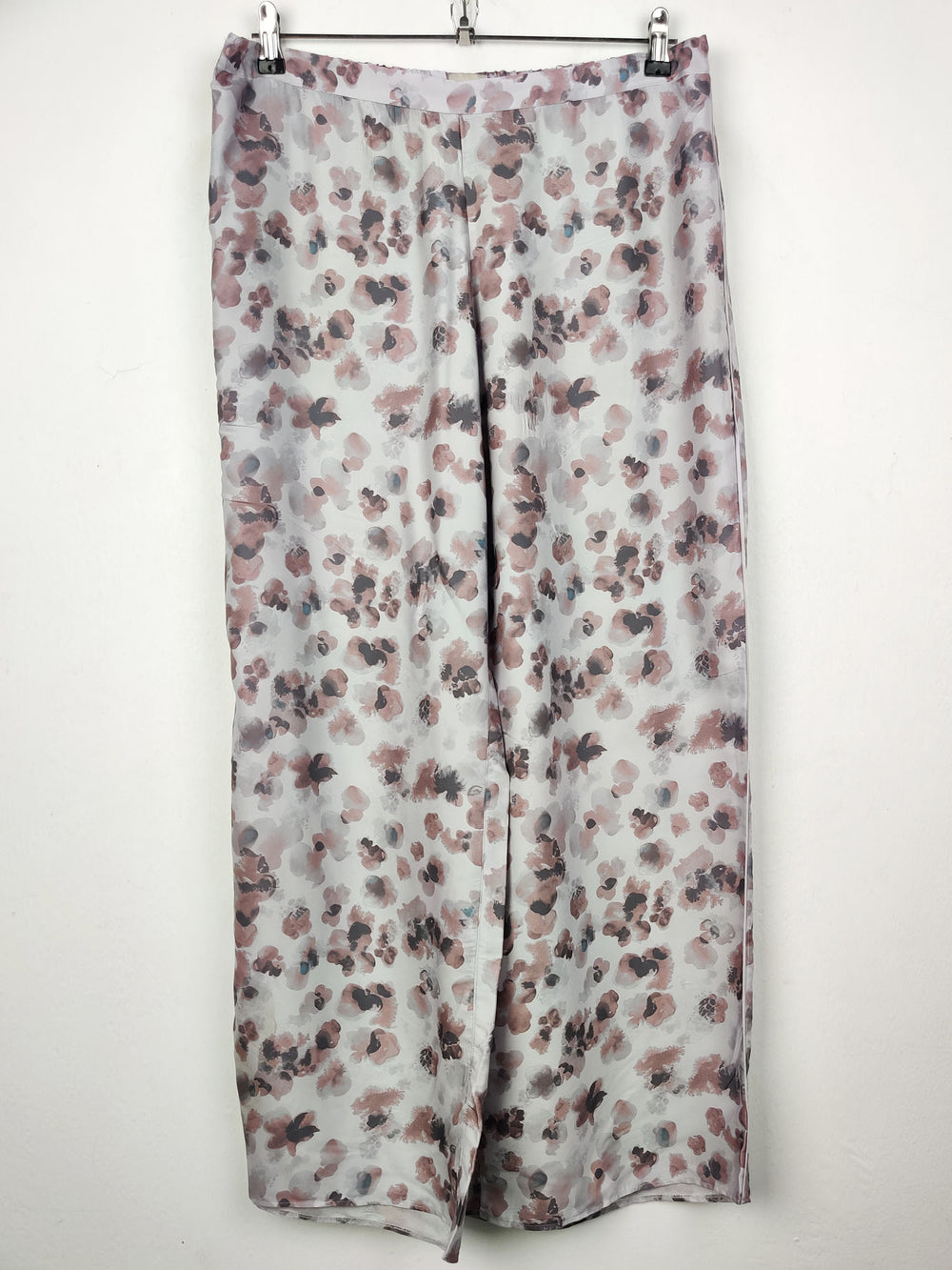 Buy online pre-used pre-loved 100% authentic & Original branded Kley (T-712) available in Pakistan. Top international brands avilable.