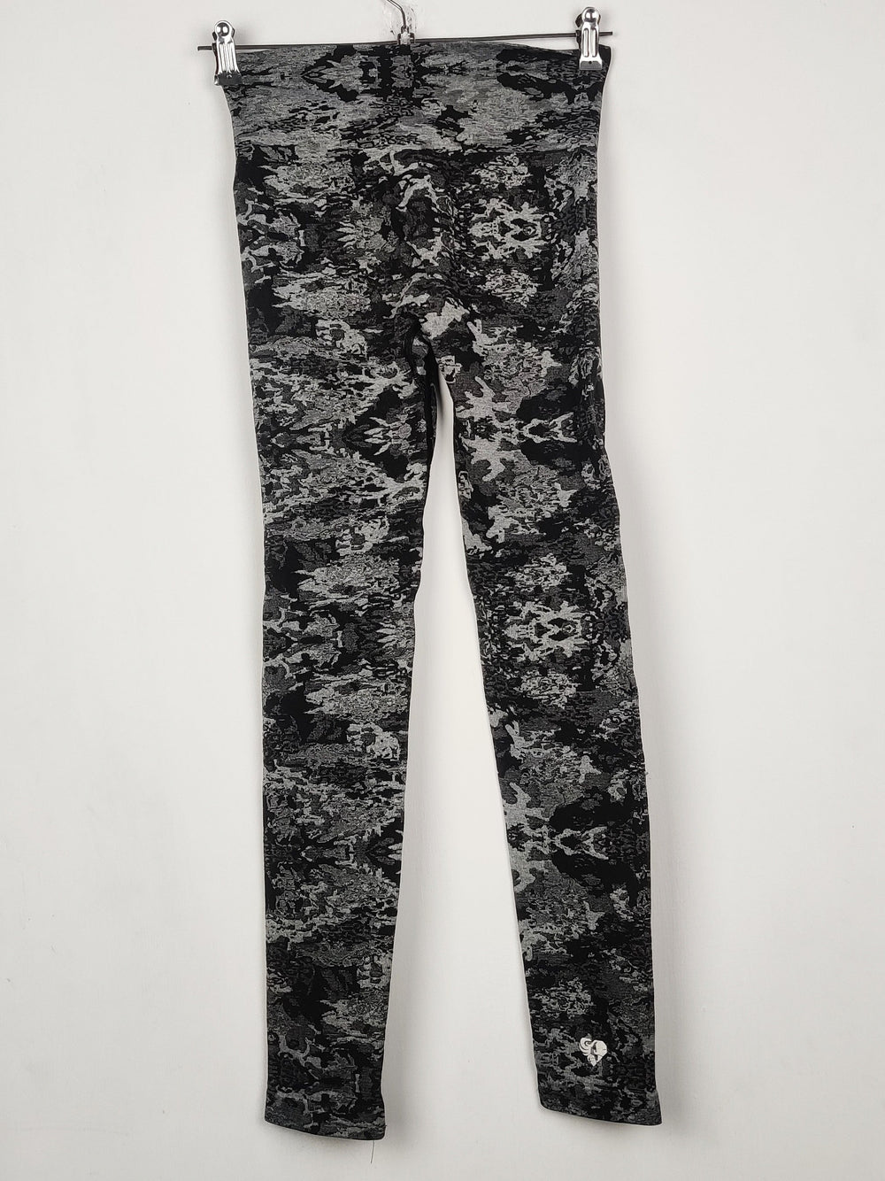Buy online pre-used pre-loved 100% authentic & Original branded Unknown Brand (TL-1367) available in Pakistan. Top international brands avilable.