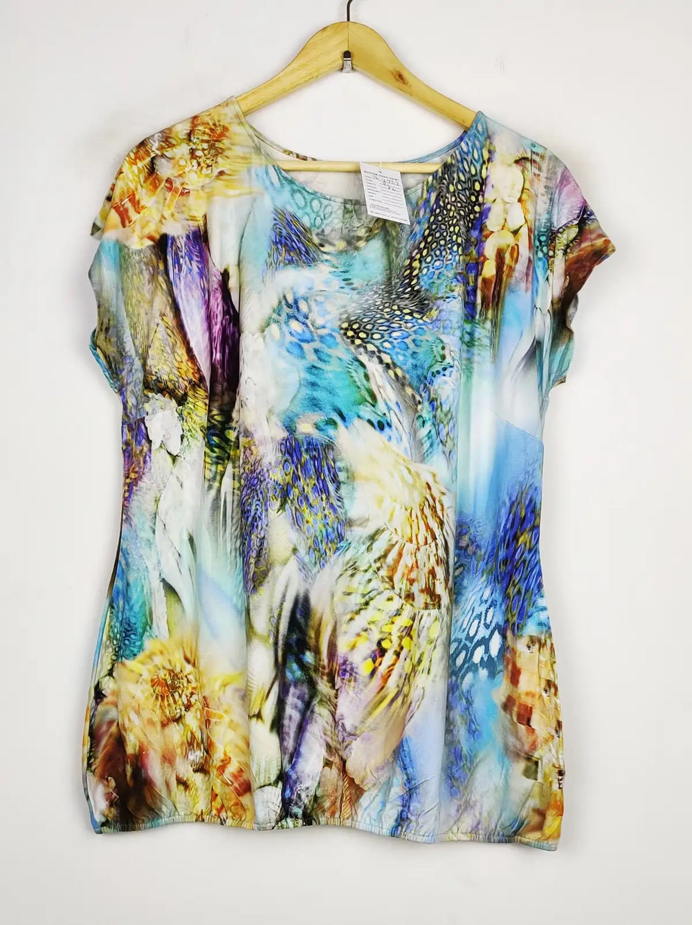 Buy online pre-used pre-loved 100% authentic & Original branded Unknown Brand (TS-2722) available in Pakistan. Top international brands avilable.