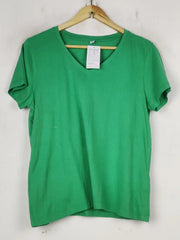 Buy online pre-used pre-loved 100% authentic & Original branded Uniqlo (TS-4875) available in Pakistan. Top international brands avilable.