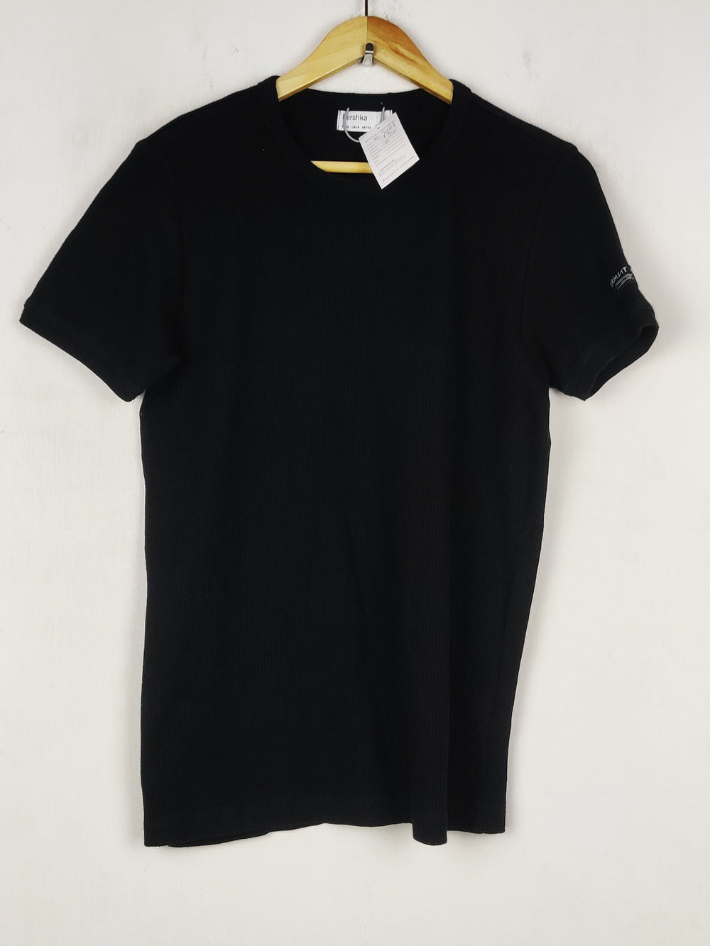Buy online pre-used pre-loved 100% authentic & Original branded Bershka (TS-5027) available in Pakistan. Top international brands avilable.