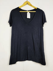 Buy online pre-used pre-loved 100% authentic & Original branded H&M (TS-5227) available in Pakistan. Top international brands avilable.