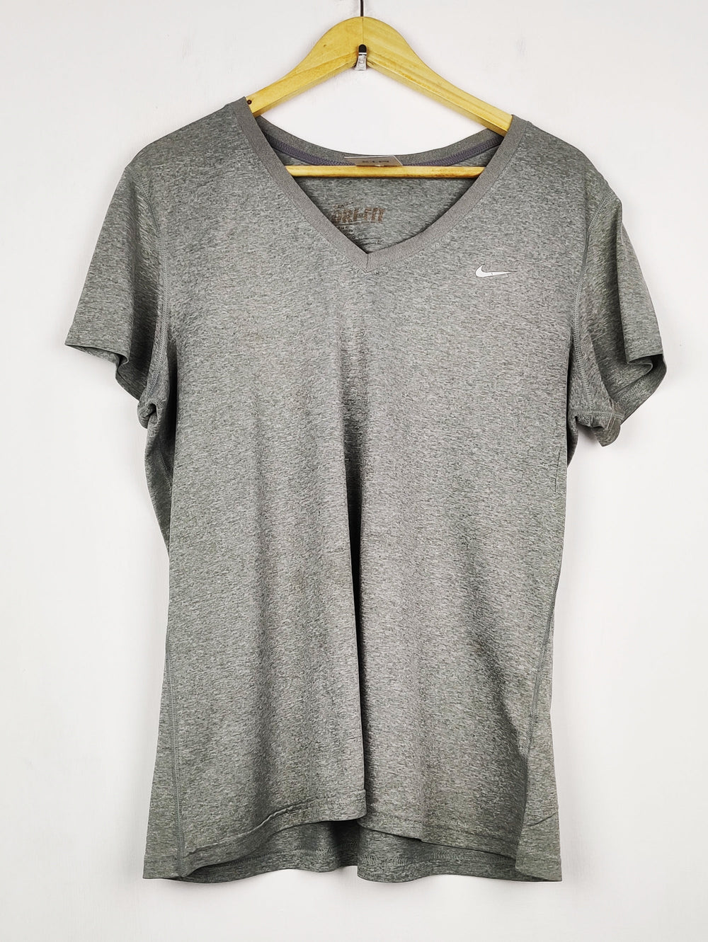 Buy online pre-used pre-loved 100% authentic & Original branded N.I.K.E (TS-5242) available in Pakistan. Top international brands avilable.