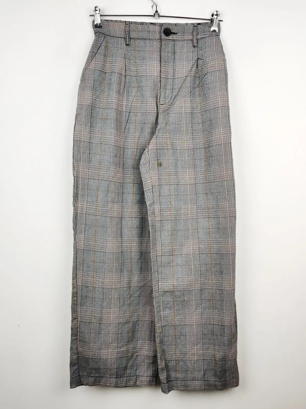 Buy online pre-used pre-loved 100% authentic & Original branded H&M (TT-1250) available in Pakistan. Top international brands avilable.