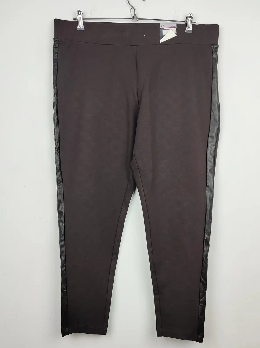 Buy online pre-used pre-loved 100% authentic & Original branded Marks & Spencer (TT-1364) available in Pakistan. Top international brands avilable.