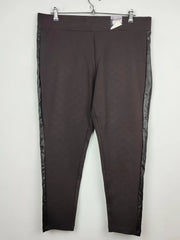 Buy online pre-used pre-loved 100% authentic & Original branded Marks & Spencer (TT-1364) available in Pakistan. Top international brands avilable.