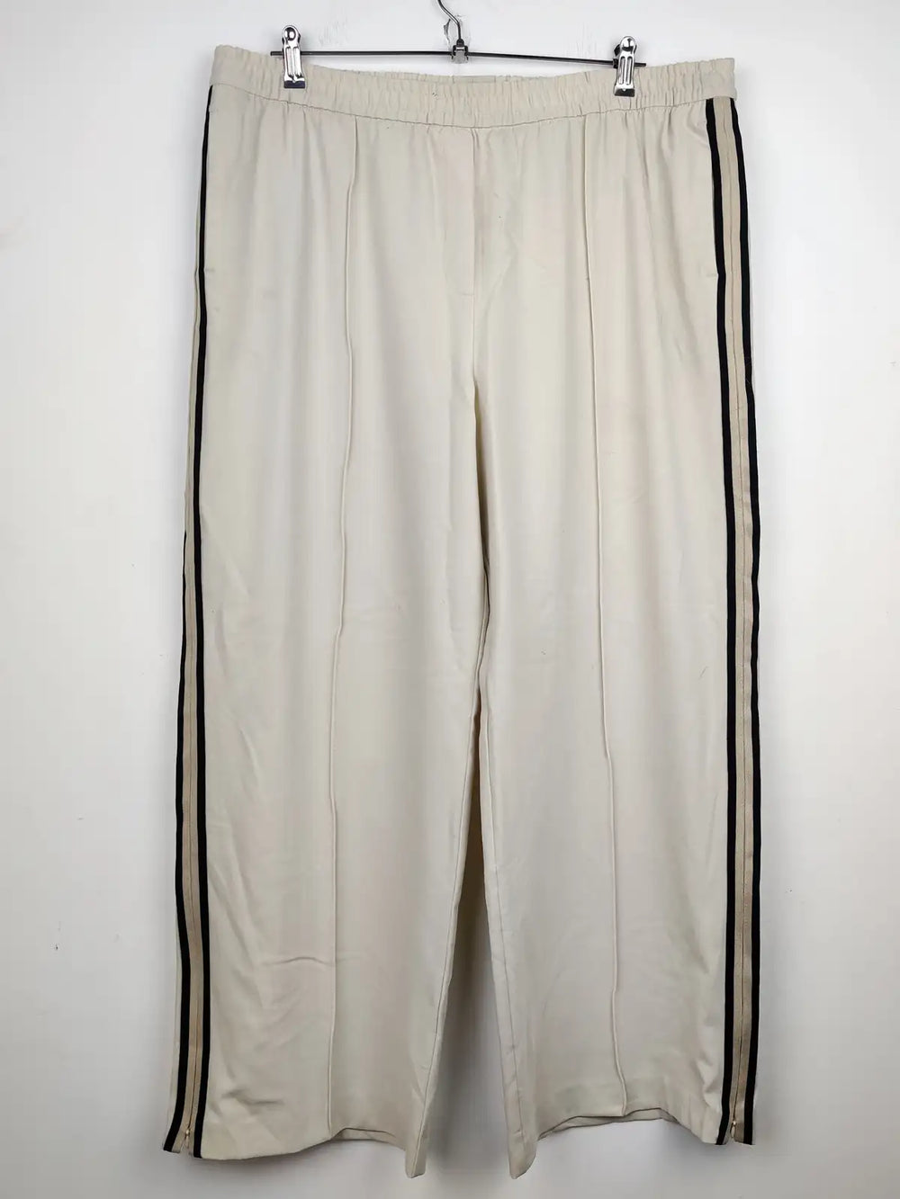 Buy online pre-used pre-loved 100% authentic & Original branded Marks & Spencer (TT-1373) available in Pakistan. Top international brands avilable.