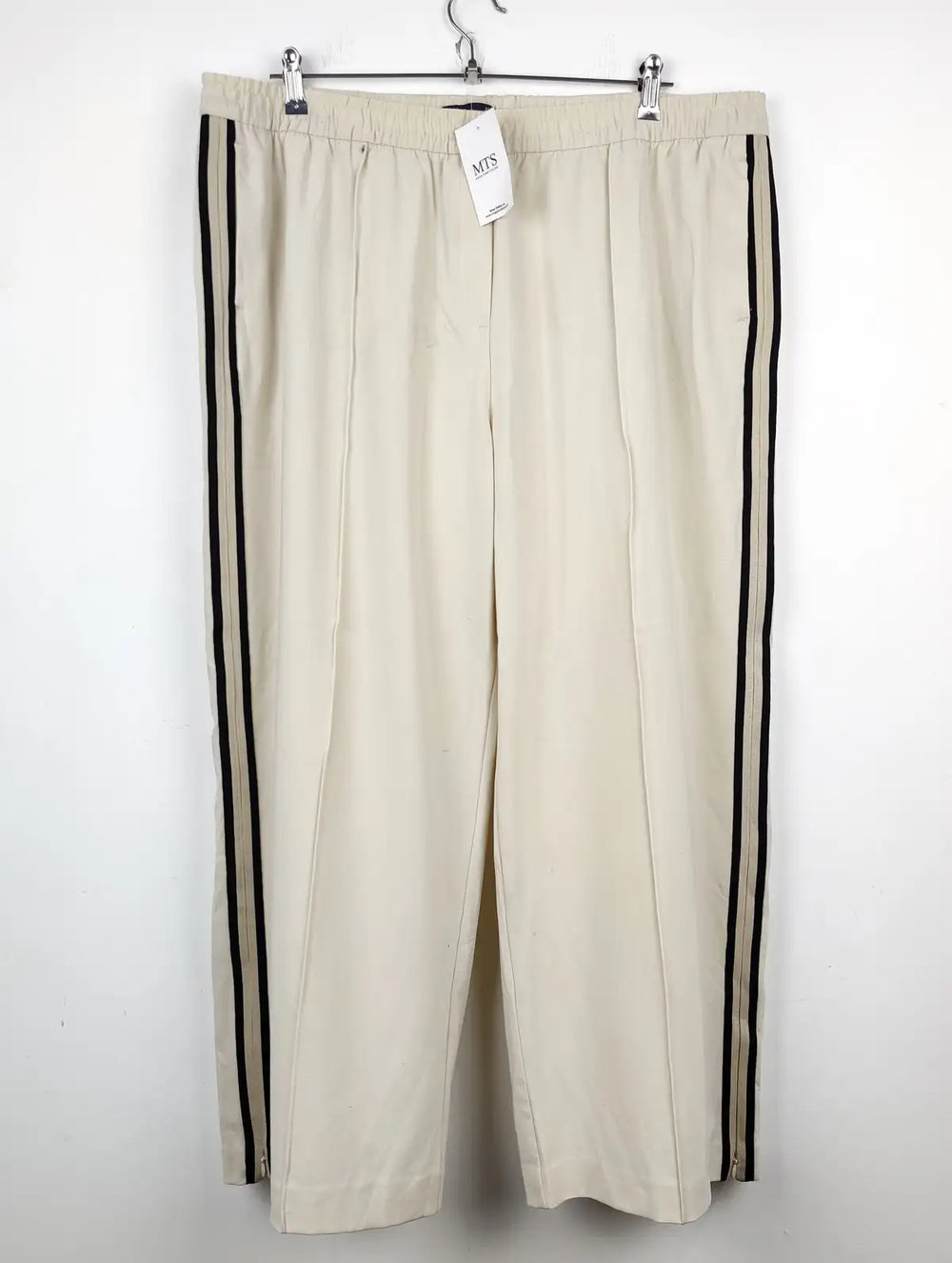 Buy online pre-used pre-loved 100% authentic & Original branded Marks & Spencer (TT-1646) available in Pakistan. Top international brands avilable.