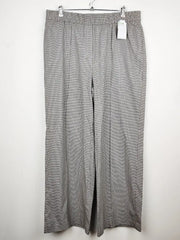 Buy online pre-used pre-loved 100% authentic & Original branded Marks & Spencer (TT-1671) available in Pakistan. Top international brands avilable.