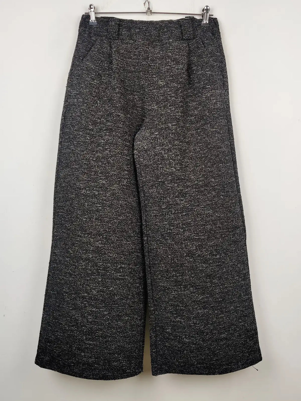 Buy online pre-used pre-loved 100% authentic & Original branded Unknown Brand (TT-1726) available in Pakistan. Top international brands avilable.