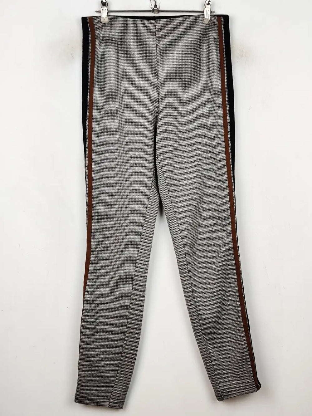 Buy online pre-used pre-loved 100% authentic & Original branded H&M (TT-1841) available in Pakistan. Top international brands avilable.