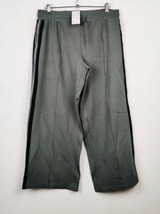 Buy online pre-used pre-loved 100% authentic & Original branded Marks & Spencer (TT-2025) available in Pakistan. Top international brands avilable.