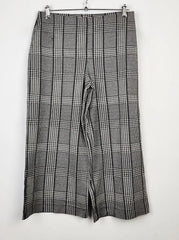 Buy online pre-used pre-loved 100% authentic & Original branded H&M (TT-2048) available in Pakistan. Top international brands avilable.