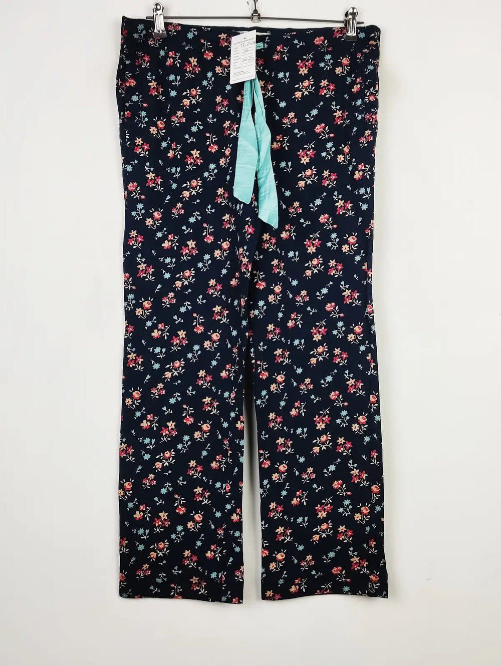 Buy online pre-used pre-loved 100% authentic & Original branded Fat Face (TT-2523) available in Pakistan. Top international brands avilable.