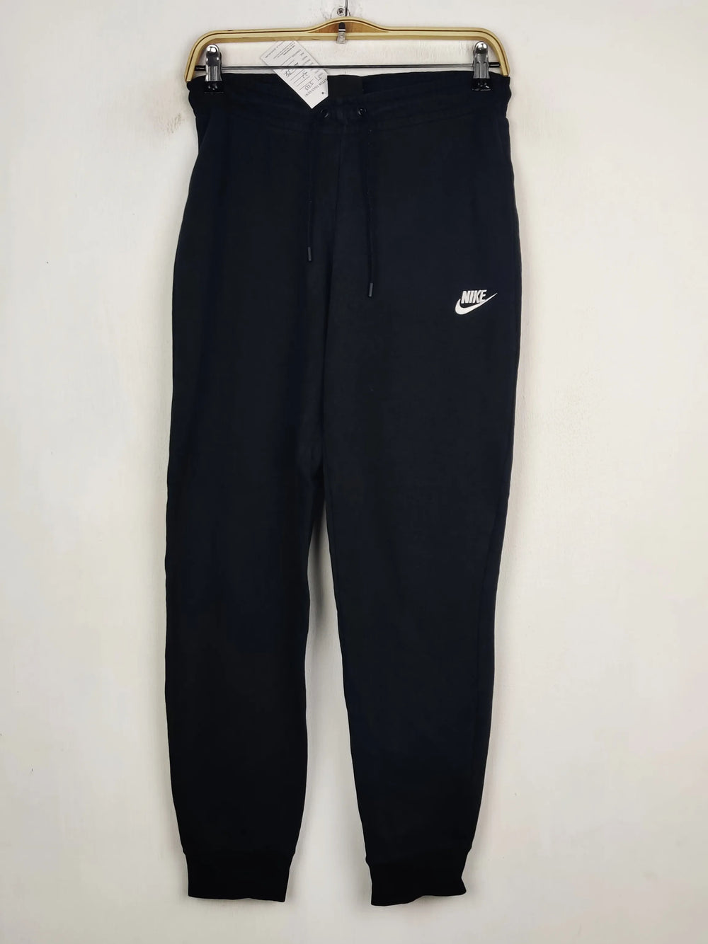 Buy online pre-used pre-loved 100% authentic & Original branded N.I.K.E (TT-3213) available in Pakistan. Top international brands avilable.