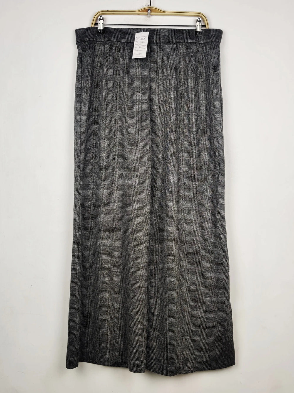 Buy online pre-used pre-loved 100% authentic & Original branded Marks & Spencer (TT-3575) available in Pakistan. Top international brands avilable.