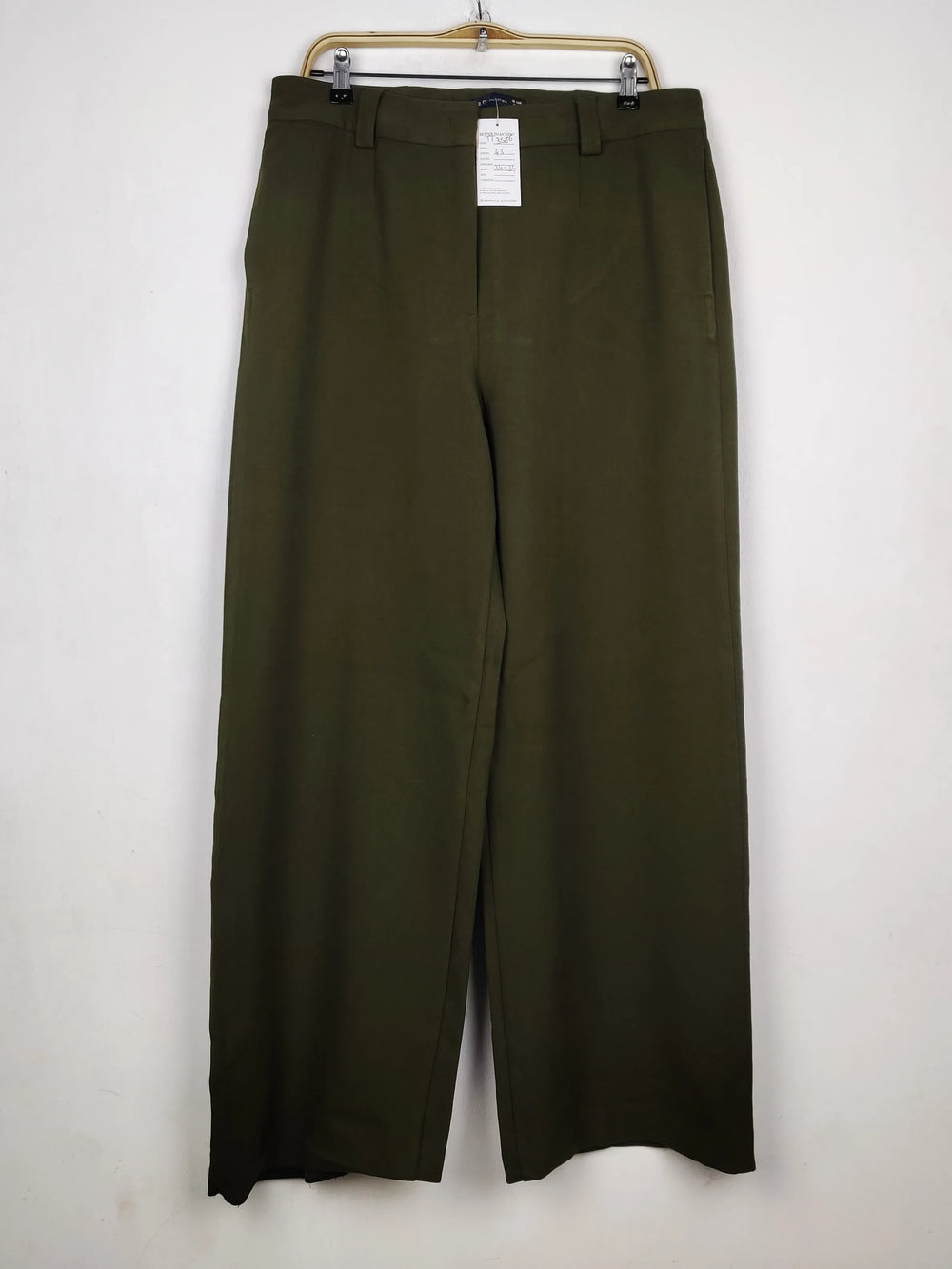 Buy online pre-used pre-loved 100% authentic & Original branded Marks & Spencer (TT-3586) available in Pakistan. Top international brands avilable.