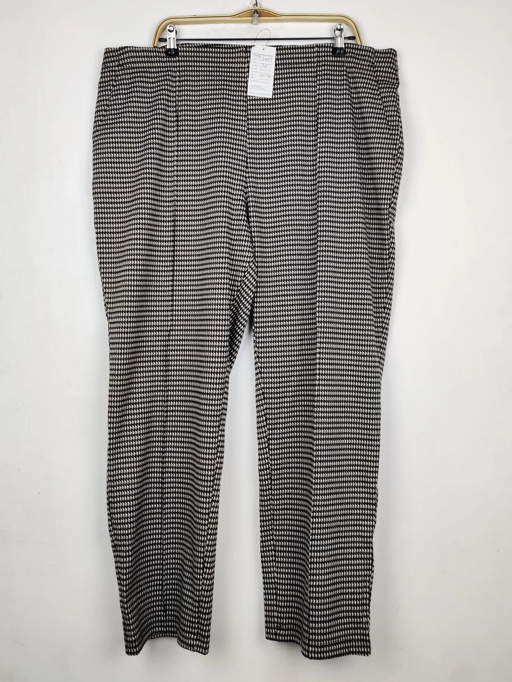 Buy online pre-used pre-loved 100% authentic & Original branded Marks & Spencer (TT-3607) available in Pakistan. Top international brands avilable.