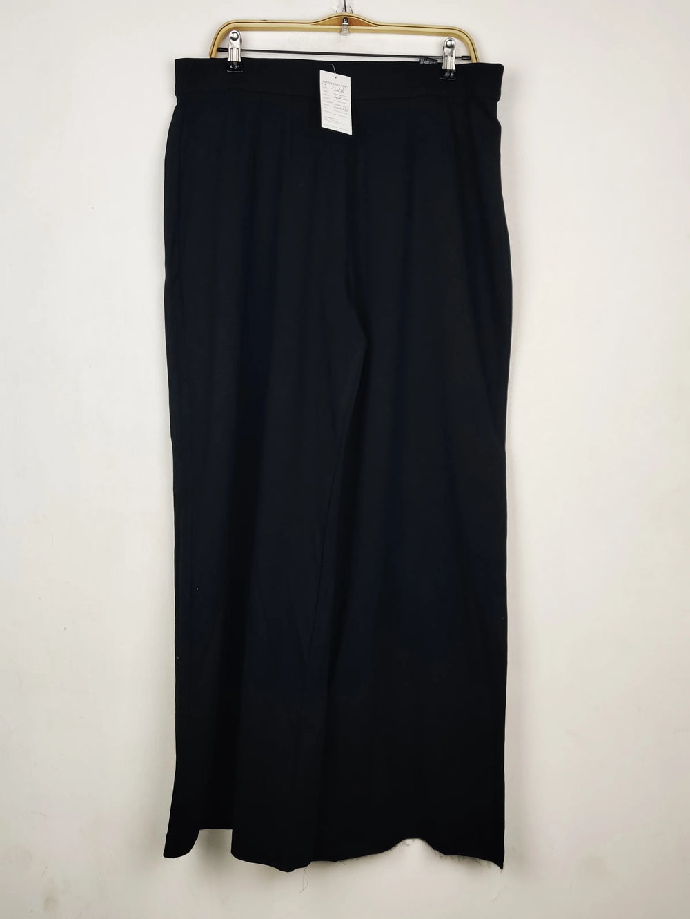 Buy online pre-used pre-loved 100% authentic & Original branded Marks & Spencer (TT-3646) available in Pakistan. Top international brands avilable.